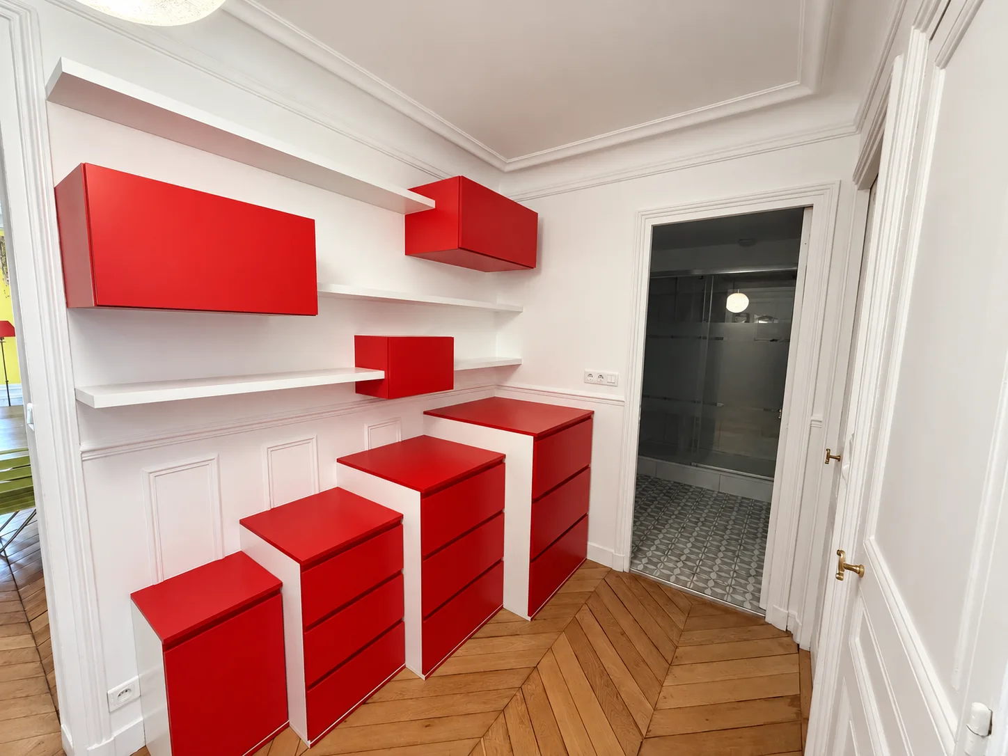 Mobilier rouge et blanc sur mesure, rue Choron à Paris 9e